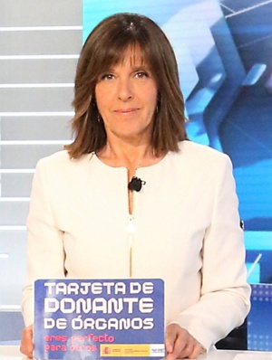 Ana Blanco, periodista, con su tarjeta de donante